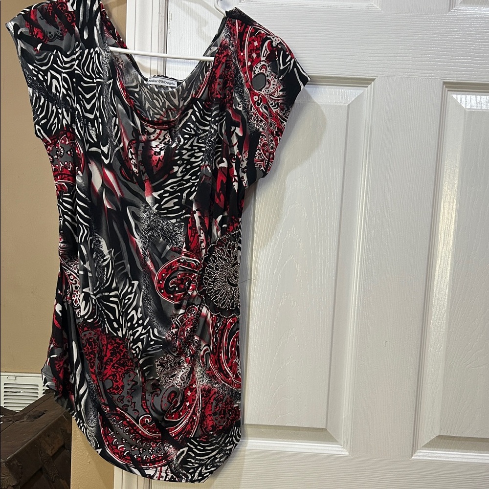 Women's Red & Black Printed Short Sleeve Scoop Neck Tunic